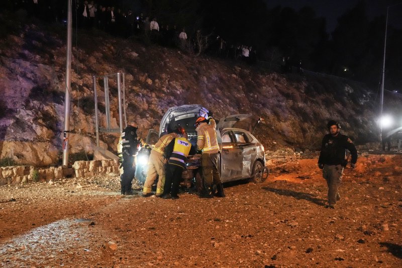 [예루살렘=AP/뉴시스] 1일(현지 시간) 이스라엘 예루살렘에서 보안 요원들과 구조대가 이란에서 발사한 미사일 공습으로 파손된 도로를 살펴보고 있다. 2026.03.02.