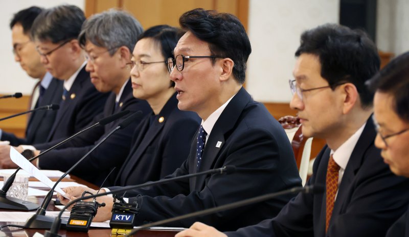 [서울=뉴시스] 추상철 기자 = 김민석 국무총리가 지난 3일 오후 서울 종로구 정부서울청사에서 열린 중동 상황점검 관련 긴급 관계부처회의를 주재하고 있다. 2026.03.04. scchoo@newsis.com