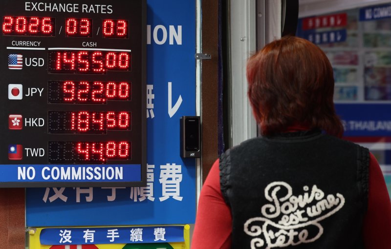 중동사태 영향으로 원·달러 환율이 급등한 3일 서울 중구 명동 환전소 전광판에 환율 시세가 나오고 있다. 이날 서울외환시장에서 원·달러 환율은 전 거래일보다 22.6원 상승한 1462.3원에 개장했다. 2026.3.3 ⓒ 뉴스1 최지환 기자