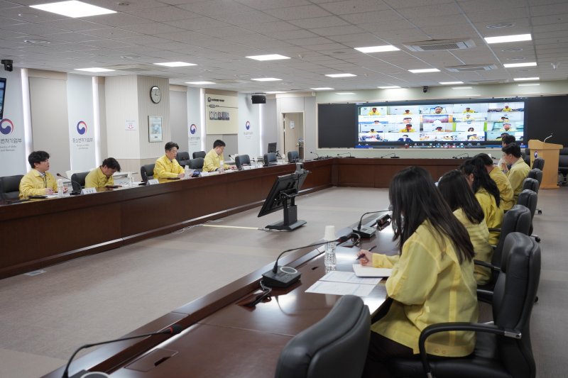 노용석 중소벤처기업부 제1차관이 3일 세종 청사에서 ‘중동 상황 관련 중소기업 피해·애로 대응 점검 회의’를 주재하고 있다. (중소벤처기업부 제공. 재판매 및 DB 금지) 2026.3.3 ⓒ 뉴스1