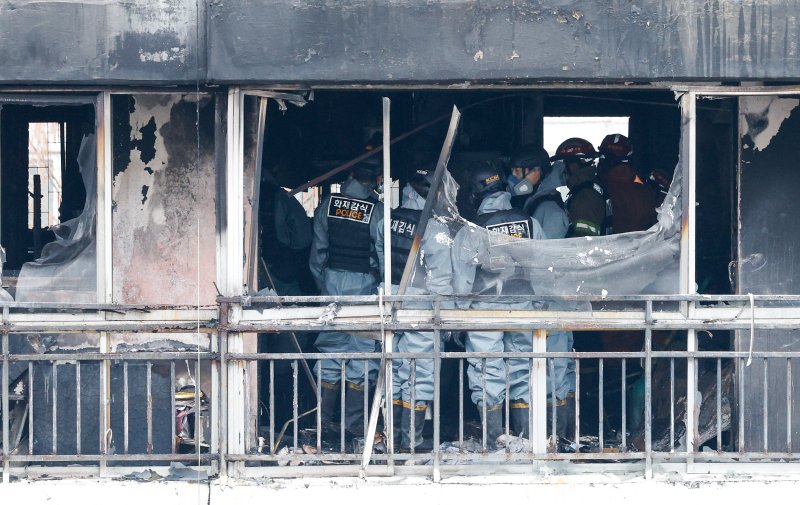 서울 강남구 은마아파트에서 2월 24일 경찰, 소방 관계자들이 화재 원인 조사를 위해 합동 감식을 하고 있다. /뉴스1 ⓒ 뉴스1 안은나 기자