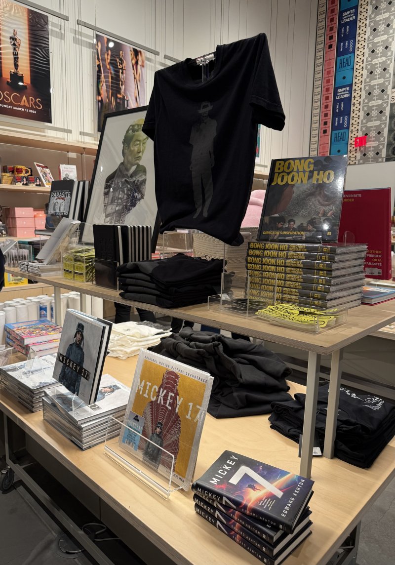 1층 굿즈샵에서 판매하는 봉준호 감독 작품 관련 굿즈들ⓒ 뉴스1 윤슬빈 관광전문기자