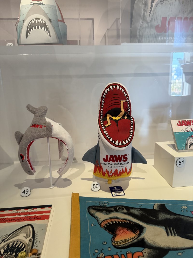 영화 '조스' 테마로 만들어진 각종 소품들ⓒ 뉴스1 윤슬빈 관광전문기자