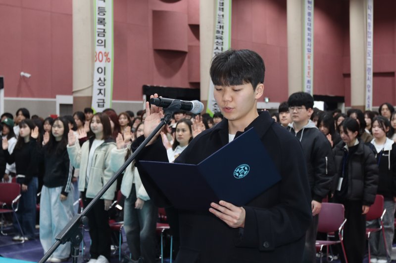 [구미=뉴시스] 최준환 신입생 대표가 선서를 하고 있다. (사진=구미대 제공) 2026.03.04 photo@newsis.com *재판매 및 DB 금지
