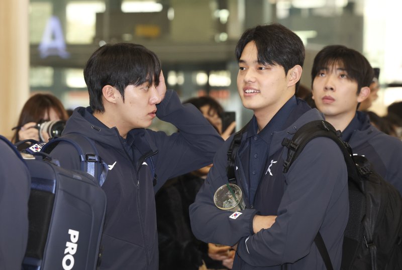 [서울=뉴시스] 김근수 기자 = 대한민국 야구국가대표팀 투수 원태인과 문동주가 12일 서울 강서구 김포공항 국제선에서 일본 출국 수속을 받기 위해 대기하고 있다. 2025.11.12. ks@newsis.com