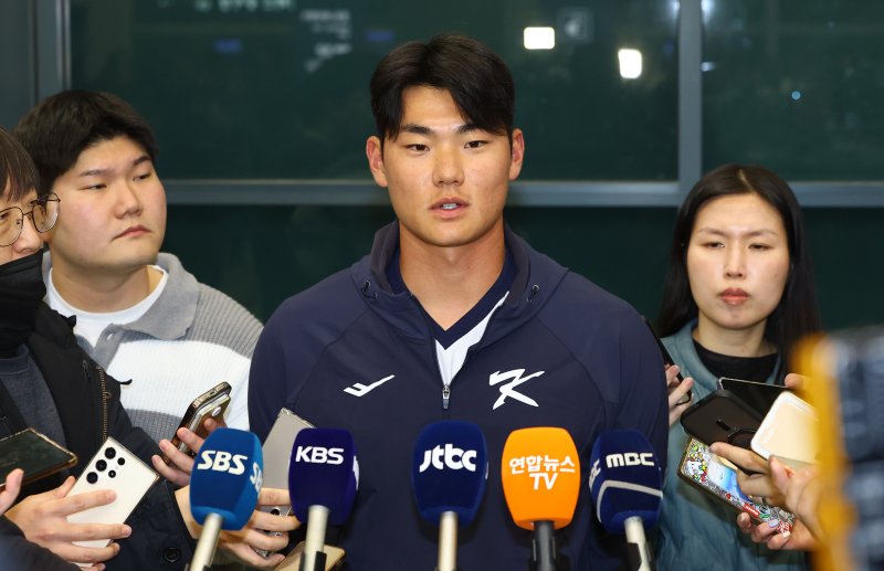 [인천공항=뉴시스] 황준선 기자 = 2026 월드 베이스볼 클래식(WBC)에 출전하는 대한민국 야구 국가대표팀 김주원이 20일 밤 사이판에서 전지훈련을 마치고 인천국제공항 1터미널을 통해 귀국해 취재진과 인터뷰 하고 있다. 2026.01.20. hwang@newsis.com
