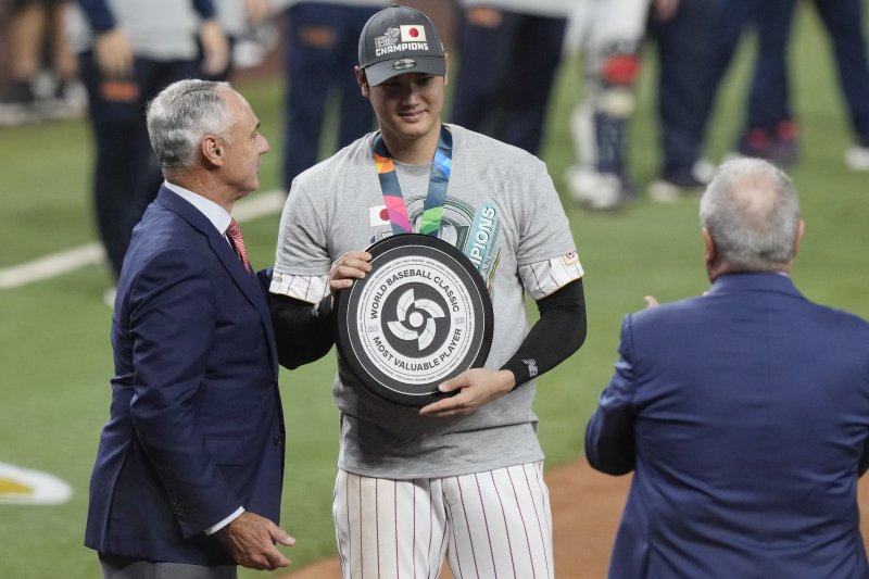 [마이애미=AP/뉴시스] 일본의 오타니 쇼헤이(가운데)가 21일(현지시간) 미 플로리다주 마이애미의 론디포 파크에서 열린 2023 월드베이스볼클래식(WBC) 결승전에서 미국에 승리한 후 MVP 트로피를 받고 있다. 일본은 미국을 3-2로 꺾고 이 대회 통산 세 번째 우승을 차지했다. 2023.03.22.