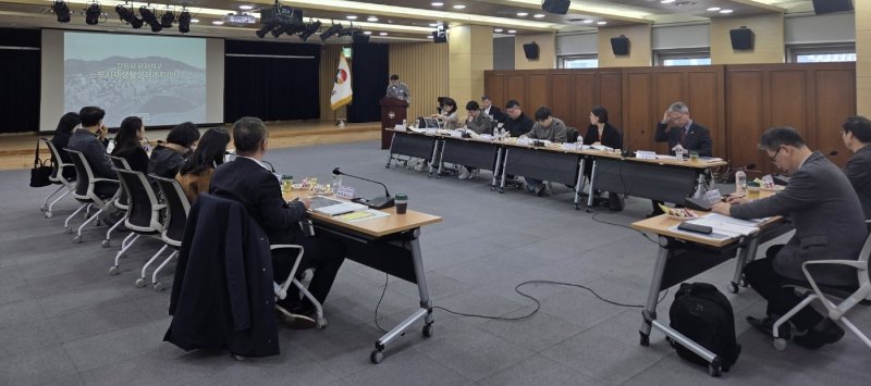 [창원=뉴시스]지난 3일 오후 경남도청 중회의실에서 2026년 제1회 경상남도 도시재생위원회 회의가 열리고 있다.(사진=경남도 제공) 2026.03.04. photo@newsis.com