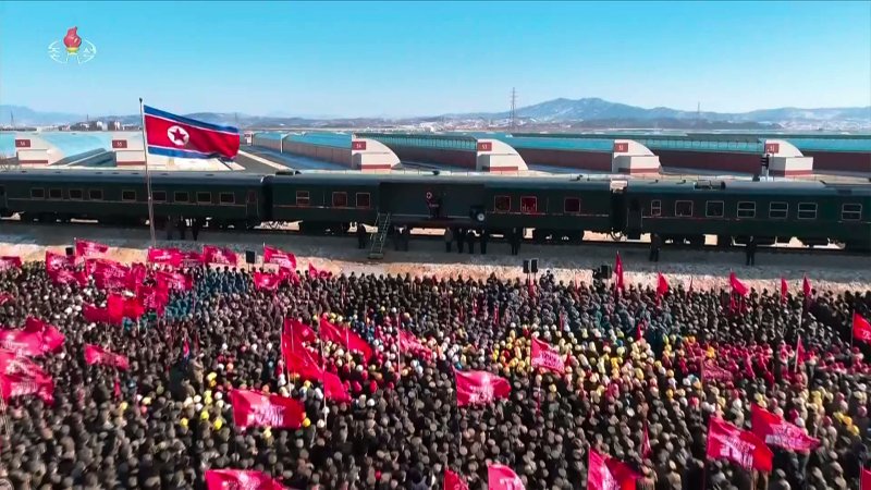 [서울=뉴시스] 김정은 북한 국무위원장이 2일 준공을 앞둔 신의주온실종합농장 건설장을 방문해 현장을 시찰하고 청년전위·군인 건설자를 격려했다고 조선중앙TV가 3일 보도했다. (사진=조선중앙TV 캡처) 2026.01.03. photo@newsis.com