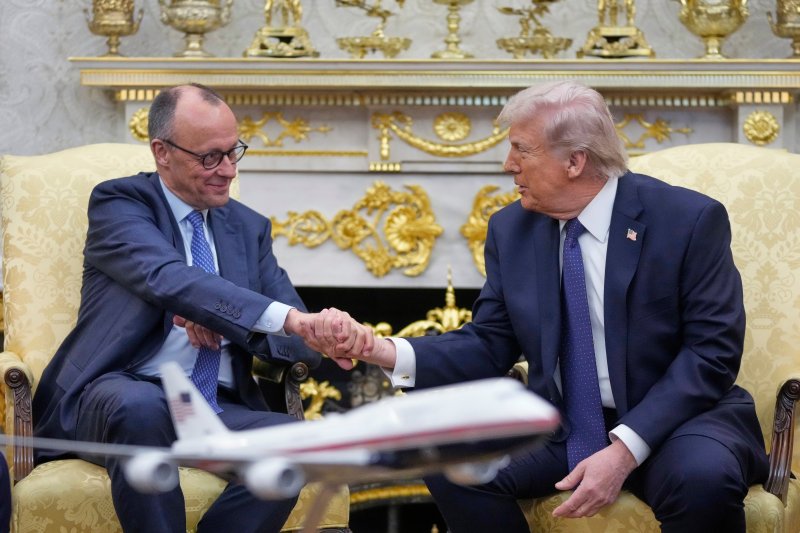 도널드 트럼프 미국 대통령(오른쪽)이 3일(현지시간) 백악관 집무실에서 프리드리히 메르츠 독일 총리와 회담 중 악수하고 있다.AP뉴시스