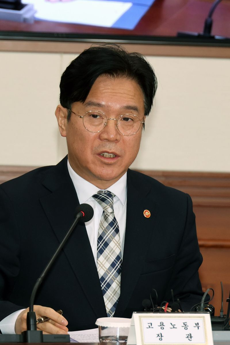 김영훈 고용노동부 장관이 4일 서울 종로구 정부서울청사에서 열린 개정 노동조합법 시행 관련 관계장관회의에서 발언하고 있다. 사진=서동일 기자