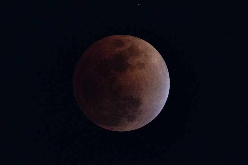[서울=뉴시스] 권창회 기자 = 정월대보름인 3일 오후 서울 용산구 남산에서 바라본 달이 개기월식이 진행되고 있다. 2026.03.03. kch0523@newsis.com