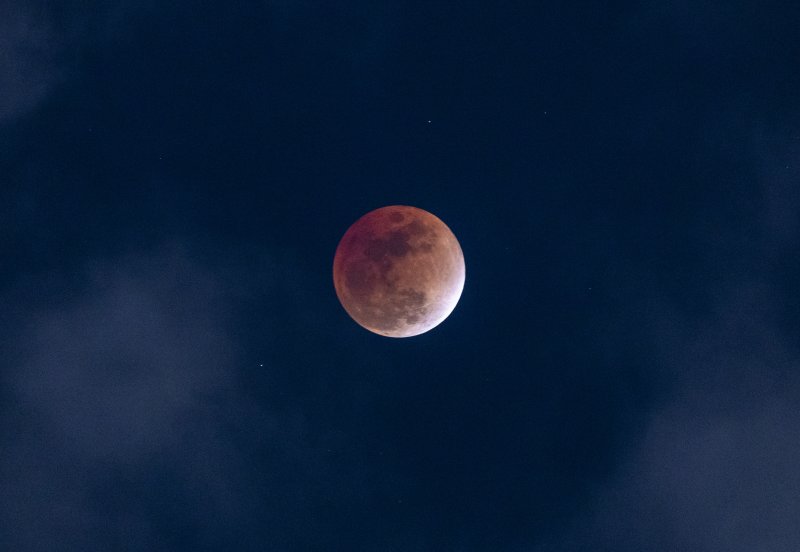 [서울=뉴시스] 정병혁 기자 = 정월대보름인 3일 서울 서대문구 하늘에서 개기월식이 진행되고 있다. 2026.03.03. jhope@newsis.com