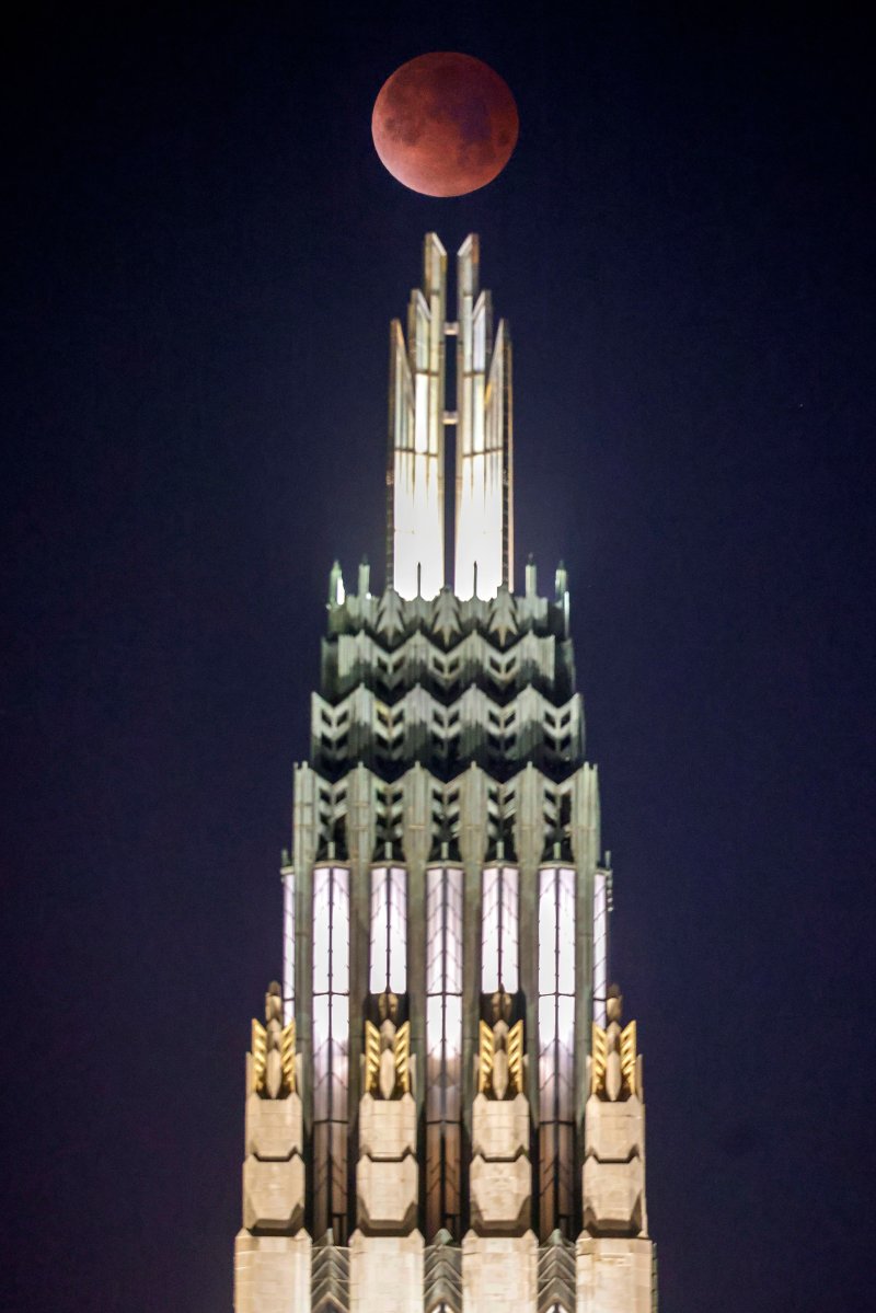 [털사=AP/뉴시스] 3일(현지 시간) 미 오클라호마주 털사 보스턴 애비뉴 연합감리교회 뒤 상공에서 3월 보름달 ‘웜 문'(Worm Moon)의 개기월식이 진행되고 있다. 2026.03.04.