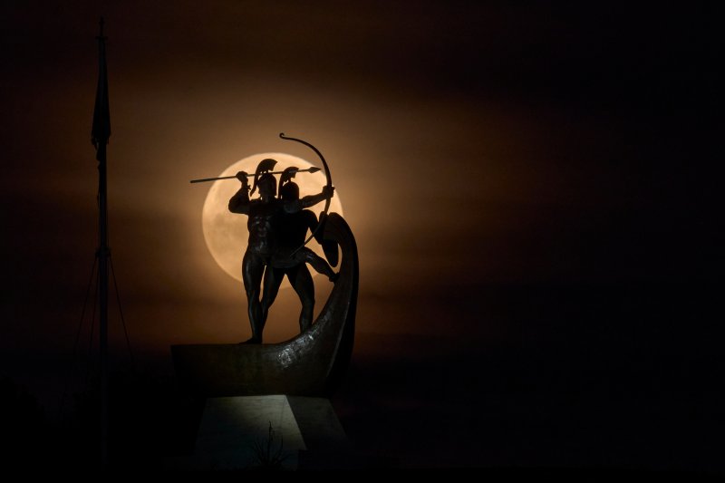 [살라미나=AP/뉴시스] 3일(현지 시간) 그리스 살라미스섬에서 3월 보름달 ‘웜 문'(Worm Moon)이 기원전 480년 살라미스 해전에서 전사한 고대 그리스인을 기리는 살라미스 전사 기념비 뒤로 지고 있다. '웜 문'은 3월이 되면 날이 따뜻해지고 땅이 녹으면서 땅속 벌레가 나타나기 시작한다고 해서 붙여진 이름이다. 2026.03.03.