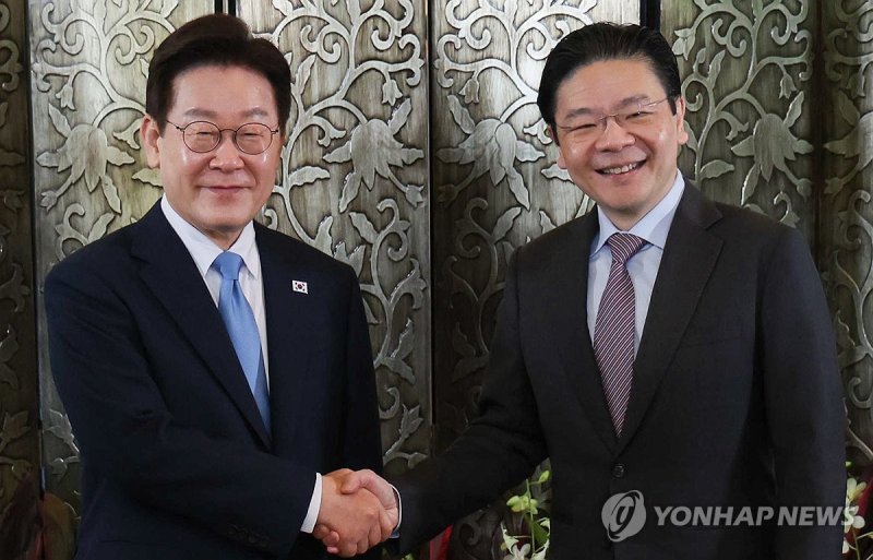 악수하는 한-싱가포르 정상 (출처=연합뉴스)