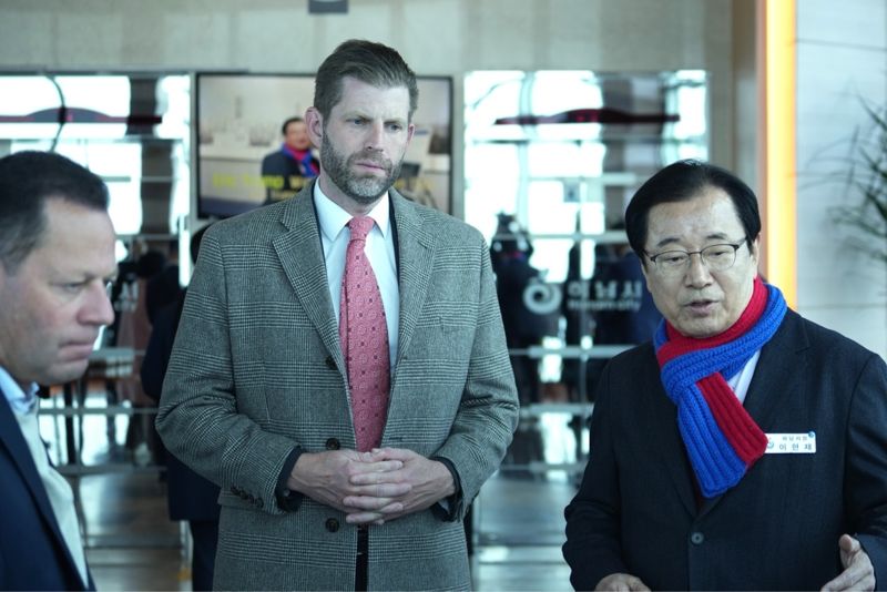 지난달 11일 오후 이현재 하남시장(오른쪽)이 도널드 트럼프 미국 대통령 차남 에릭 트럼프 트럼프 그룹 총괄 부사장에게 K스타월드 조성 사업을 설명하고 있다. 하남시 제공