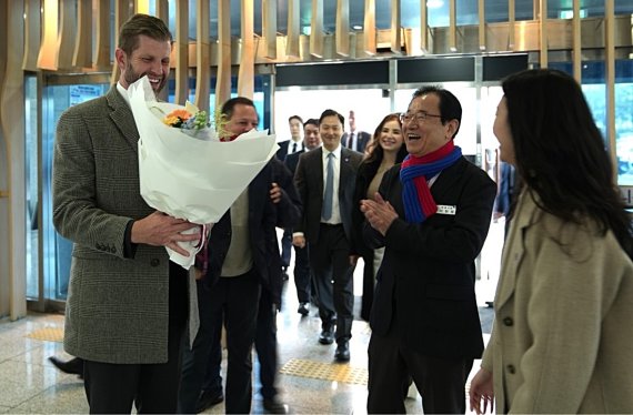 지난달 11일 오후 하남시를 방문한 도널드 트럼프 미국 대통령 차남 에릭 트럼프 트럼프 그룹 총괄 부사장과 이현재 시장(오른쪽 두번째)이 환하게 웃고 있다. 하남시 제공