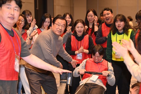 지난달 26일 오후 강원도 속초리조트에서 열린 조직 활성화 교육 워크숍에서 이현재 하남시장(왼쪽 두 번째)과 7급 이하 공무원들이 로잉 프로그램을 진행하고 있다. 사진=김경수 기자