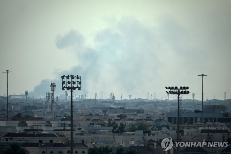 지난달 28일 카타르 알우데이드 미군기지에서 연기가 피어오르는 모습 (출처=연합뉴스)