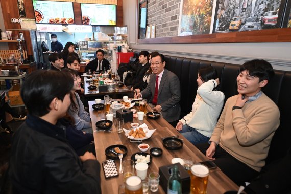 이현재 하남시장(가운데)이 MZ세대 공무원들과 ‘치맥’으로 허심탄회하게 소통하고 있다. 하남시 제공