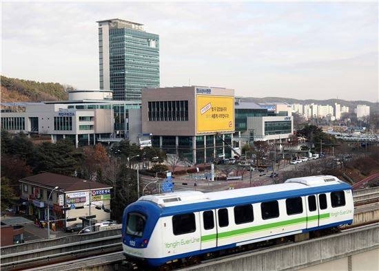 [용인=뉴시스]용인시청역을 지나는 경전철(사진=뉴시스 DB)photo@newsis.com