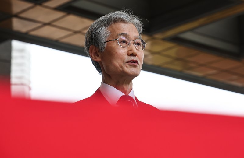 조희대 대법원장이 3일 서울 서초구 대법원으로 출근하며 취재진 질문에 답하고 있다. 2026.3.3 ⓒ 뉴스1 김도우 기자