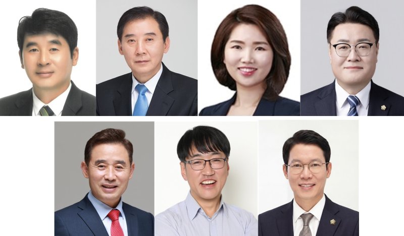 [포천=뉴시스] 첫번째줄 왼쪽부터 강준모 전 포천시의원, 박윤국 전 포천시장, 손세화 포천시의원, 연제장 포천시의원. 두번째줄 왼쪽부터 백영현 포천시장, 이명원 진보당 포천·가평지역위원장, 임종훈 포천시의회 의장. (사진=정당별 가나다순) photo@newsis.com