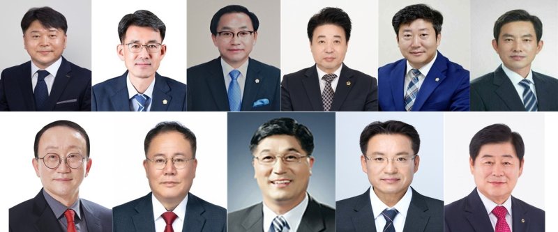 [연천=뉴시스] 첫번째줄 왼쪽부터 김좌일 전 롯데그린카 대표이사, 박충식 전 연천군의원, 왕규식 전 연천군의원, 유상호 전 경기도의원, 윤재구 연천군의원, 조봉안 전 연천군의원. 두번째줄 왼쪽부터 김덕현 연천군수, 김정겸 철학박사, 박영철 연천군의회 부의장, 송병서 연천군당원협의회 부위원장, 진명두 국민의힘 경기도당 부위원장. (사진=정당별 가다나순) photo@newsis.com