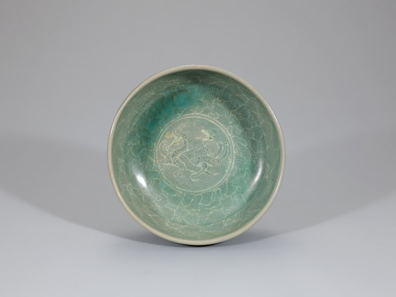 청자 상감쌍룡국화문 반(국가유산청 제공)