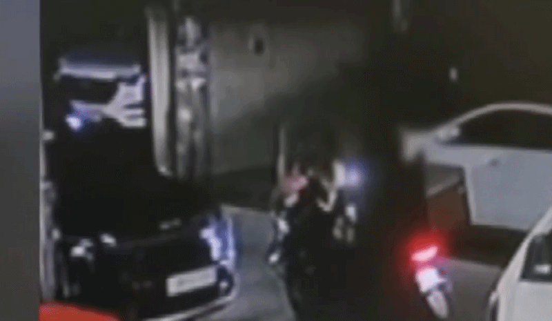 지난 1월 20일 경기 의정부 소재의 한 오피스텔 앞에서 한 남성이 배달 오토바이 배달통에 있던 음식을 꺼내 현장을 떠나고 있다./영상=JTBC '사건반장'