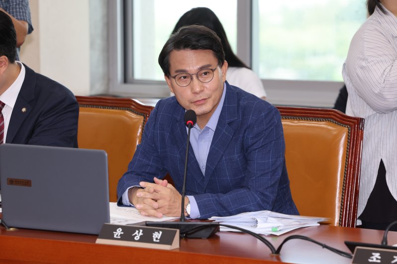 [서울=뉴시스] 김명년 기자 = 윤상현 국민의힘 의원이 지난해 8월20일 오전 서울 여의도 국회 환경노동위원회 전체회의에서 인사말하고 있다. 2025.08.20. kmn@newsis.com