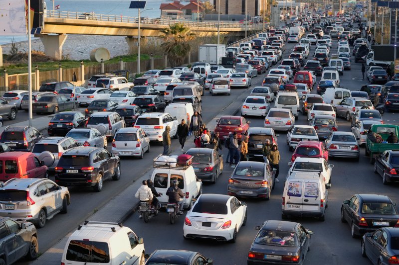 [시돈=AP/뉴시스] 3월 2일(현지 시간) 레바논 남부 항구도시 시돈에서 베이루트로 연결되는 고속도로가 이스라엘의 공습을 피해 피란길에 오른 주민들의 차량으로 정체를 빚고 있다. 레바논 무장 정파 헤즈볼라가 미·이스라엘의 이란 공격에 대한 보복으로 이스라엘을 타격하자 이스라엘도 즉각 레바논 곳곳을 공습했다. 2026.03.04.