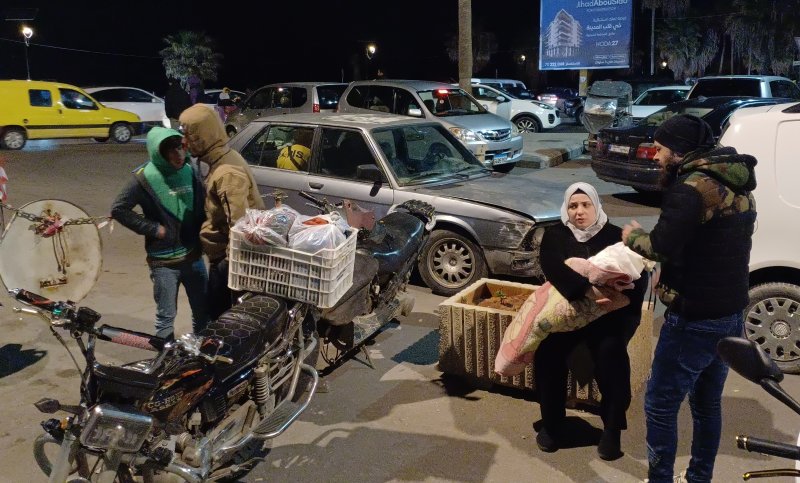 [시돈=AP/뉴시스] 레바논 남부에서 이스라엘의 공습을 피해 집을 떠나 대피한 가족이 3월 2일 항구도시 시돈 거리에 앉아 있다. 레바논 무장 정파 헤즈볼라가 미·이스라엘의 이란 공격에 대한 보복으로 이스라엘을 타격하자 이스라엘도 즉각 레바논 곳곳을 공습했다. 2026.03.04.