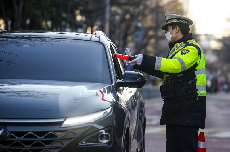 [서울=뉴시스] 정병혁 기자 = 4일 서울 강남구 서울영희초등학교 인근에서 수서경찰서 경찰관들이 스쿨존 음주운전 단속을 하고 있다. 2026.03.04. jhope@newsis.com