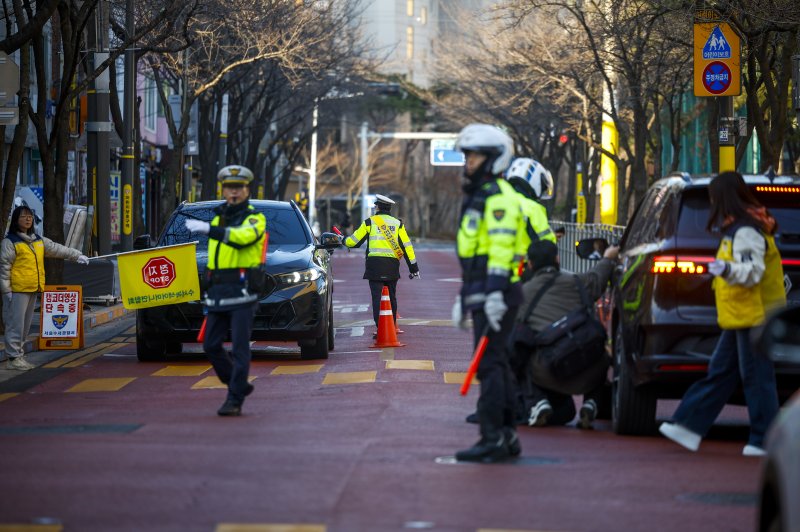 [서울=뉴시스] 정병혁 기자 = 4일 서울 강남구 서울영희초등학교 인근에서 수서경찰서 경찰관들이 스쿨존 음주운전 단속을 하고 있다. 2026.03.04. jhope@newsis.com