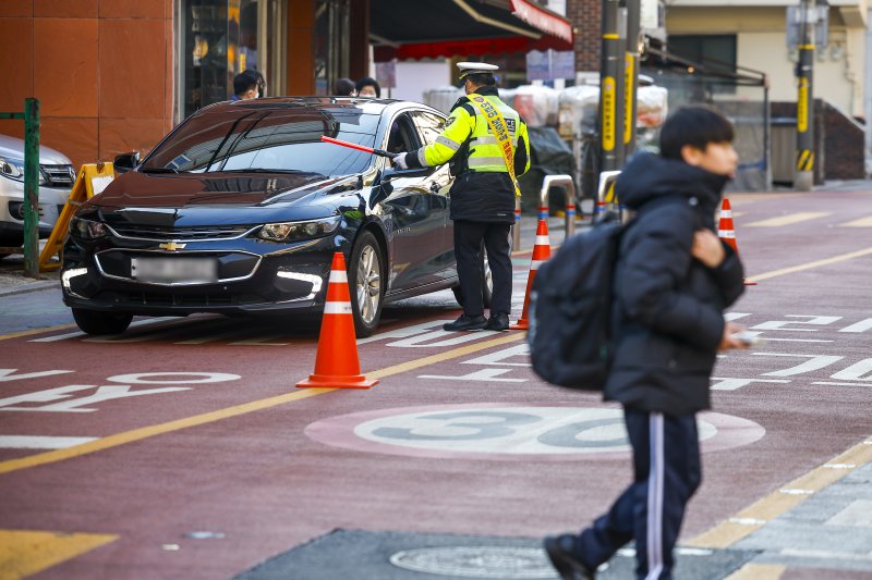 [서울=뉴시스] 정병혁 기자 = 4일 서울 강남구 서울영희초등학교 인근에서 수서경찰서 경찰관들이 스쿨존 음주운전 단속을 하고 있다. 2026.03.04. jhope@newsis.com