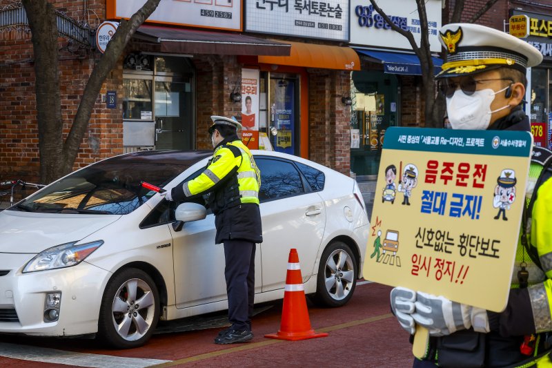 [서울=뉴시스] 정병혁 기자 = 4일 서울 강남구 서울영희초등학교 인근에서 수서경찰서 경찰관들이 스쿨존 음주운전 단속을 하고 있다. 2026.03.04. jhope@newsis.com