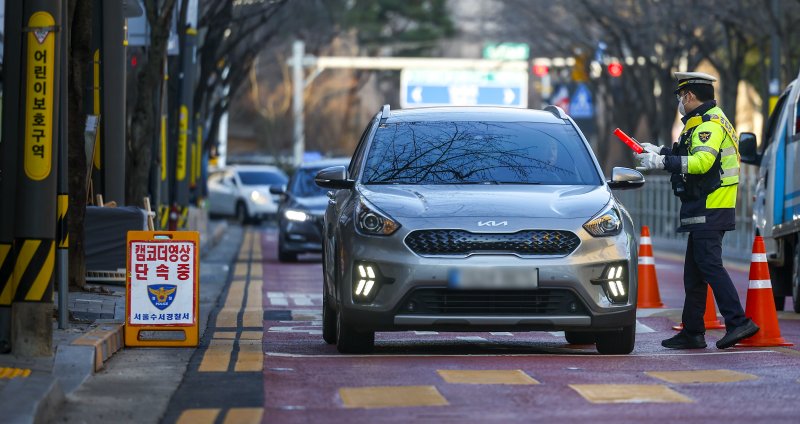 [서울=뉴시스] 정병혁 기자 = 4일 서울 강남구 서울영희초등학교 인근에서 수서경찰서 경찰관들이 스쿨존 음주운전 단속을 하고 있다. 2026.03.04. jhope@newsis.com