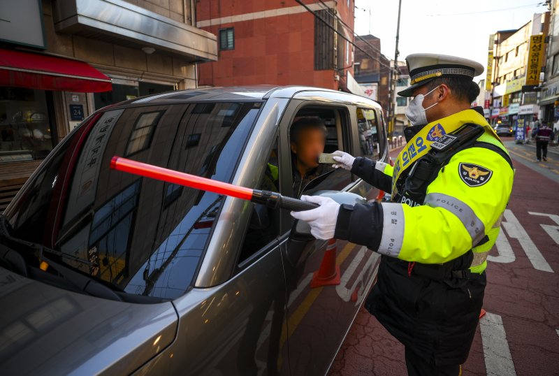 [서울=뉴시스] 정병혁 기자 = 4일 서울 강남구 서울영희초등학교 인근에서 수서경찰서 경찰관들이 스쿨존 음주운전 단속을 하고 있다. 2026.03.04. jhope@newsis.com