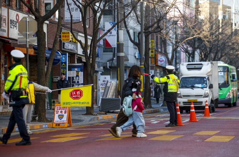 [서울=뉴시스] 정병혁 기자 = 4일 서울 강남구 서울영희초등학교 인근에서 수서경찰서 경찰관들이 스쿨존 음주운전 단속을 하고 있다. 2026.03.04. jhope@newsis.com