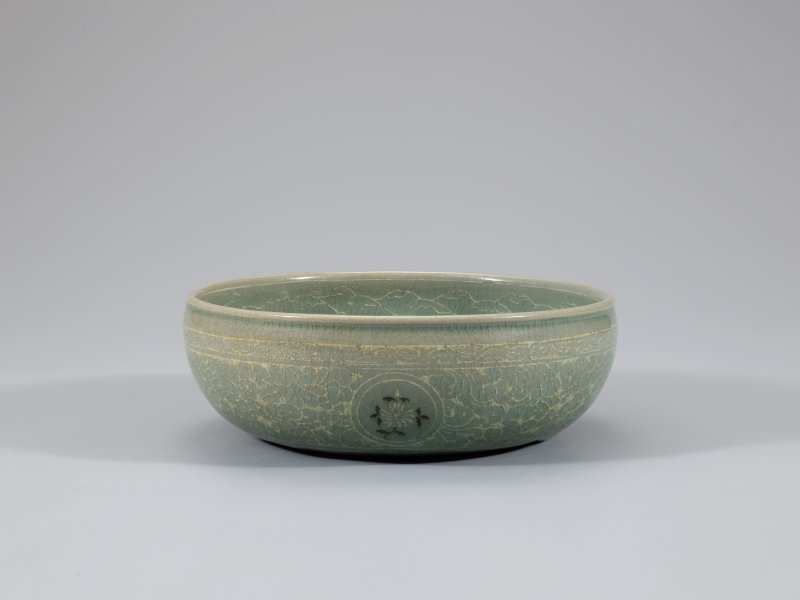 [서울=뉴시스] 청자 상감쌍룡국화문 반 (사진=국가유산청 제공) 2026.03.04. photo@newsis.com *재판매 및 DB 금지