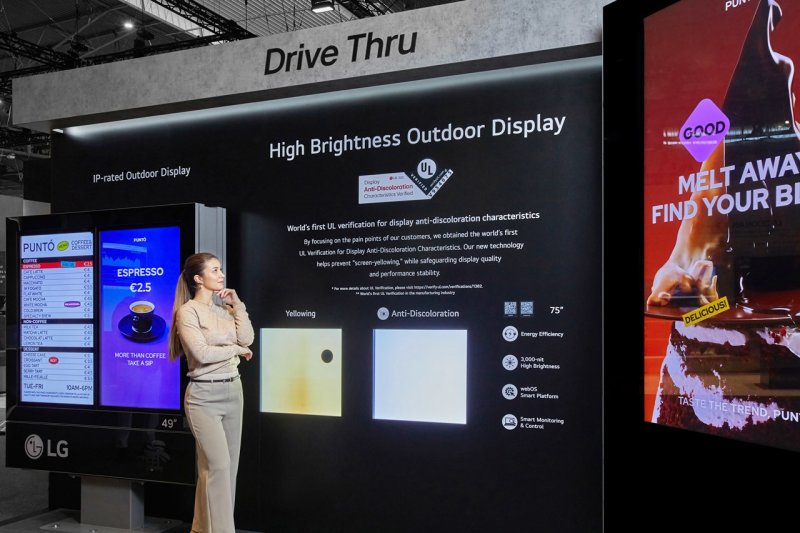 LG전자가 현지시간 4일부터 스페인 바르셀로나에서 열리는 상업용 디스플레이 전시회 ISE 2025에서 공간의 가치를 높이는 혁신 디스플레이 솔루션을 선보인다. 사진은 드라이브스루 매장에 설치된 고휘도 사이니지 모습. 황변현상을 최소화하는 '안티 디스컬러레이션' 기술을 적용해, 지난해 글로벌 검증기관으로부터 업계 최초로 관련 검증을 획득했다. (LG전자 제공) 2025.2.4 ⓒ 뉴스1