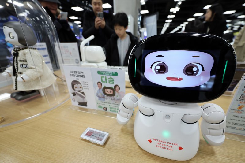 1일 서울 영등포구 이마트 일렉트로마트 영등포점에 로봇이 진열돼 있다. 이마트 일렉트로마트 영등포점은 국내 최초로 휴머노이드 로봇을 포함한 개인용 로봇 상품 14종을 판매한다. 2026.2.1 ⓒ 뉴스1 황기선 기자