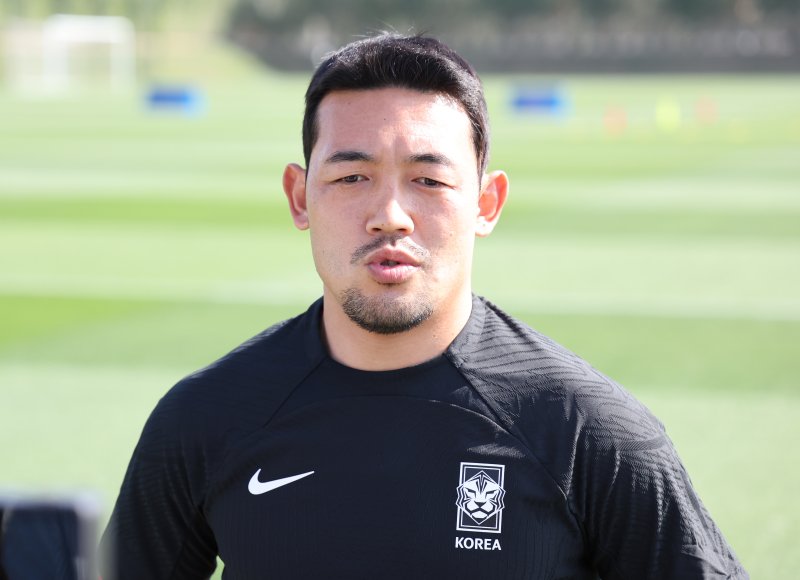 [도하(카타르)=뉴시스] 김근수 기자 = 대한민국 축구대표팀 수비수 이기제가 13일(현지시간) 카타르 도하 알 에글라 트레이닝센터에 앞서 취재진 질문에 답하고 있다. 위르겐 클린스만 감독이 이끄는 대표팀은 오는 15일 E조 조별리그 첫 경기인 바레인전을 시작으로 20일 요르단, 25일 말레이시아와 경기를 치른다. 2024.01.13. ks@newsis.com