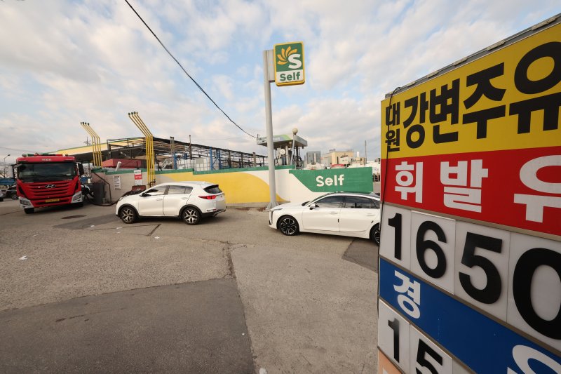 광주 평균 휘발유 가격이 리터당 1702원까지 오른 3일 광주 서구 치평동의 한 주유소가 주유를 위한 시민들로 가득하다. 2026.3.3 ⓒ 뉴스1 박지현 기자