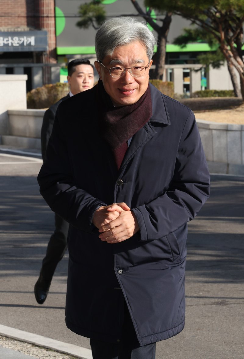 [서울=뉴시스] 배훈식 기자 = 김상환 헌법재판소장이 4일 오전 서울 종로구 헌재에 등청하고 있다. 김 소장은 지난 3일 재판소원을 허용하는 헌재법 개정안 국회 의결에 따라 후속 절차와 준비를 위해 헌법재판관 회의를 열고 추가 예산·인력 확충 등 조치 사항을 논의한 것으로 알려졌다. 2026.03.04. dahora83@newsis.com