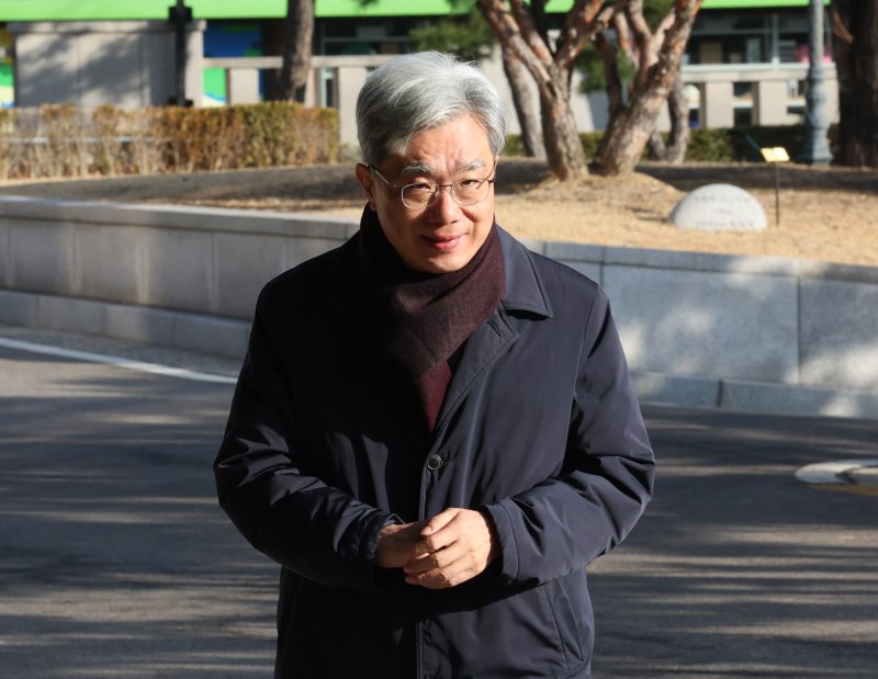 [서울=뉴시스] 배훈식 기자 = 김상환 헌법재판소장이 4일 오전 서울 종로구 헌재에 등청하고 있다. 김 소장은 지난 3일 재판소원을 허용하는 헌재법 개정안 국회 의결에 따라 후속 절차와 준비를 위해 헌법재판관 회의를 열고 추가 예산·인력 확충 등 조치 사항을 논의한 것으로 알려졌다. 2026.03.04. dahora83@newsis.com