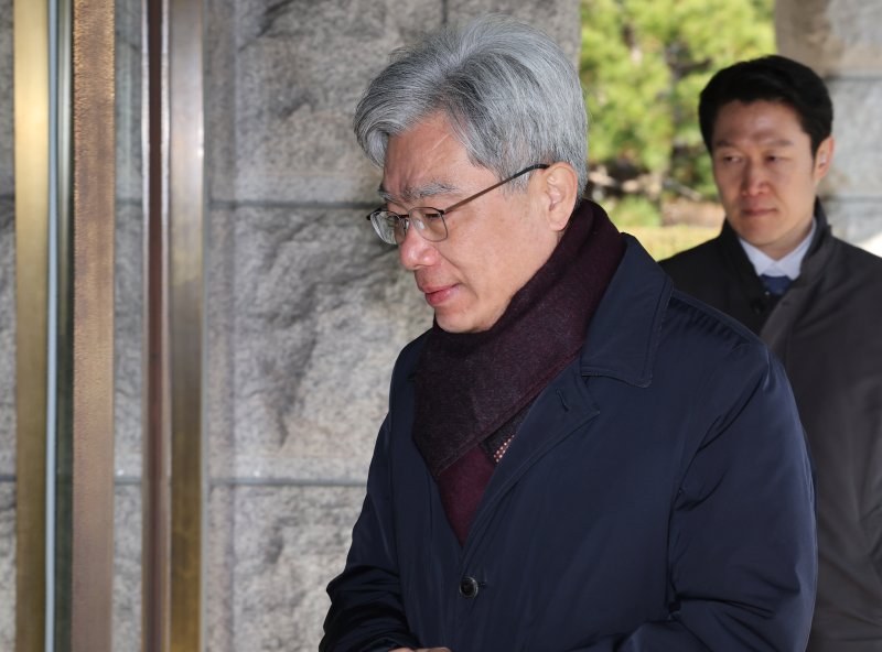 [서울=뉴시스] 배훈식 기자 = 김상환 헌법재판소장이 4일 오전 서울 종로구 헌재에 등청하고 있다. 김 소장은 지난 3일 재판소원을 허용하는 헌재법 개정안 국회 의결에 따라 후속 절차와 준비를 위해 헌법재판관 회의를 열고 추가 예산·인력 확충 등 조치 사항을 논의한 것으로 알려졌다. 2026.03.04. dahora83@newsis.com