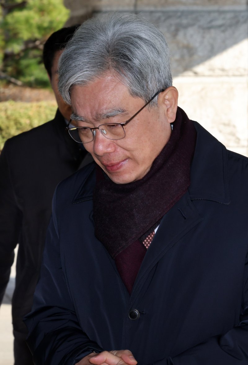 [서울=뉴시스] 배훈식 기자 = 김상환 헌법재판소장이 4일 오전 서울 종로구 헌재에 등청하고 있다. 김 소장은 지난 3일 재판소원을 허용하는 헌재법 개정안 국회 의결에 따라 후속 절차와 준비를 위해 헌법재판관 회의를 열고 추가 예산·인력 확충 등 조치 사항을 논의한 것으로 알려졌다. 2026.03.04. dahora83@newsis.com